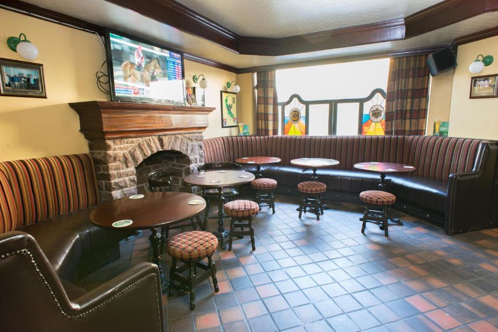 Larkin'S Pub, Restaurant, And B&B Milltown  ภายนอก รูปภาพ